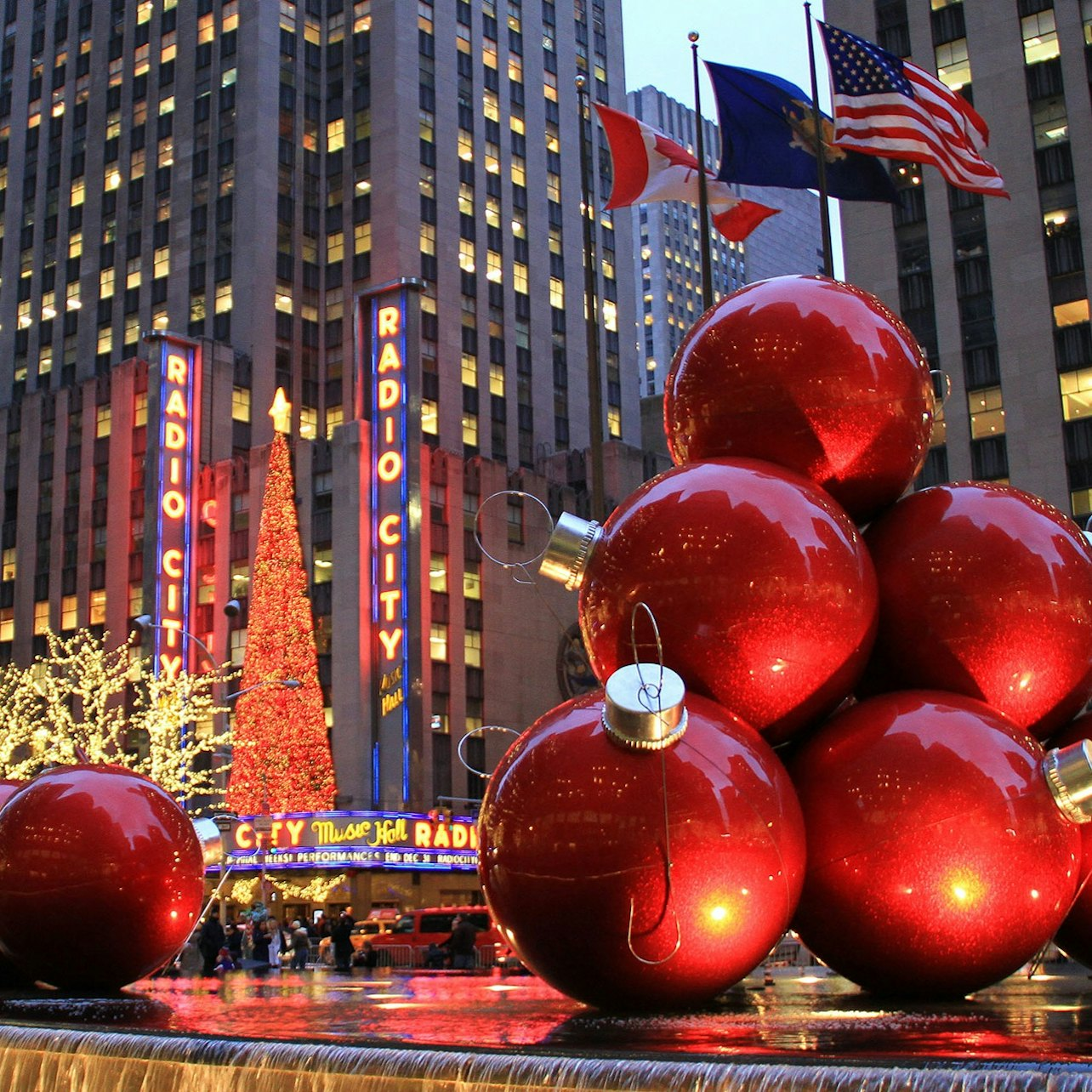 New York: Guided Holiday Lights Tour + 1 Drink - Photo 1 of 9